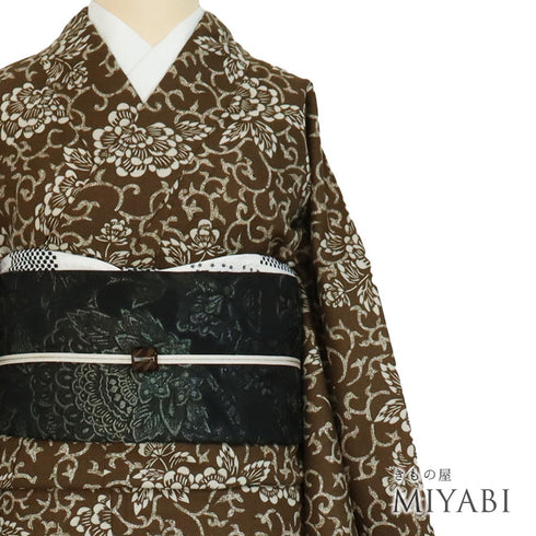 小紋 リサイクル 身丈162cm 裄65.2cm 単衣 牡丹に唐草模様 既製品 ブラウン Lサイズ お洒落 カジュアル ポリエステル 洗える着物 広衿 Sランク