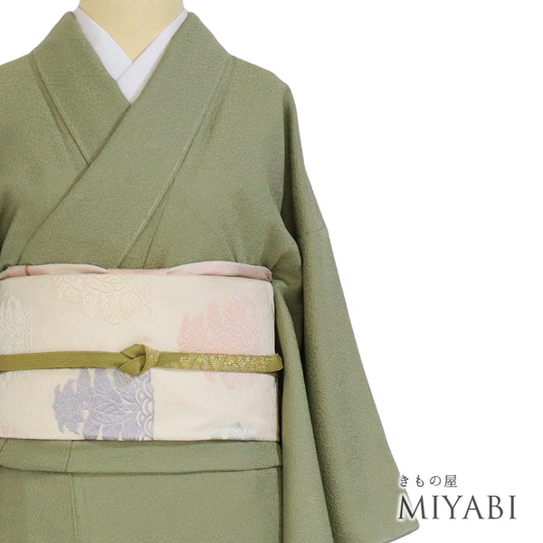 色無地 リサイクル 身丈155.5cm 裄62.8cm 袷 地紋 グリーン Mサイズ セミフォーマル 一つ紋 しつけ糸 正絹 広衿 地紋あり Sランク