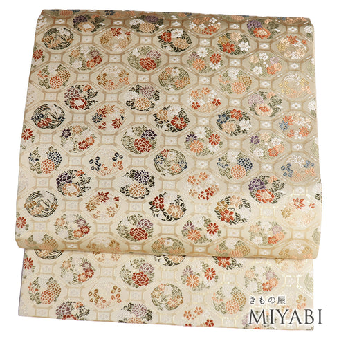 名古屋帯 リサイクル 帯丈365cm 六通 蜀江文 四季花模様 九寸 ベージュ Mサイズ 正絹 Sランク セミフォーマル お洒落