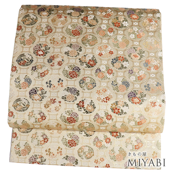 名古屋帯 リサイクル 帯丈365cm 六通 蜀江文 四季花模様 九寸 ベージュ Mサイズ 正絹 Sランク セミフォーマル お洒落