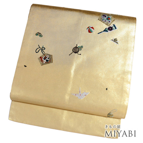 名古屋帯 リサイクル 帯丈367.5cm ポイント柄 絵馬 羽子板 兜 折り鶴 ゴールド Mサイズ 正絹 Sランク お洒落