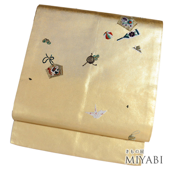 名古屋帯 リサイクル 帯丈367.5cm ポイント柄 絵馬 羽子板 兜 折り鶴 ゴールド Mサイズ 正絹 Sランク お洒落