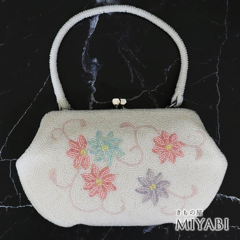 バッグ リサイクル カジュアル ホワイト ビーズ Bランク 花柄 横幅20.5cm 高さ12cm マチ4.5cm