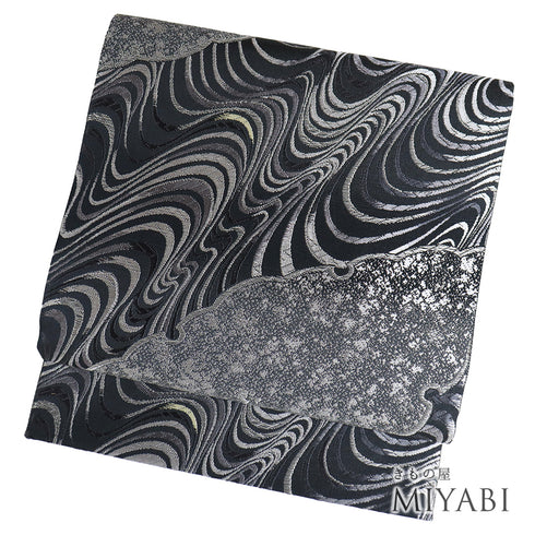 袋帯 リサイクル 帯丈448cm 六通 新小石丸 松煙染 変形雪輪に流水柄 ブラック Mサイズ 正絹 Sランク お洒落