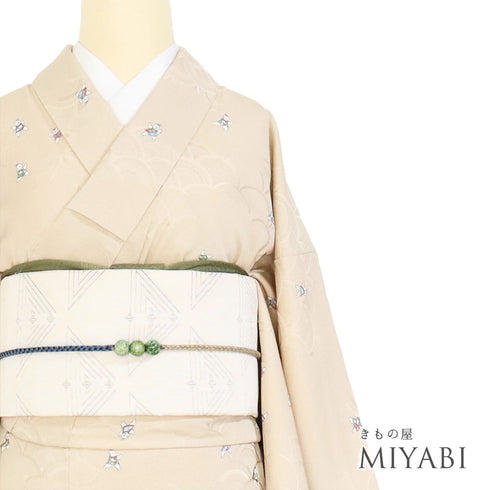 小紋 リサイクル 身丈156.5cm 裄63.8cm 袷 デザイン青海波に唐子人形柄 地紋 ベージュ Mサイズ お洒落 正絹 広衿 Sランク