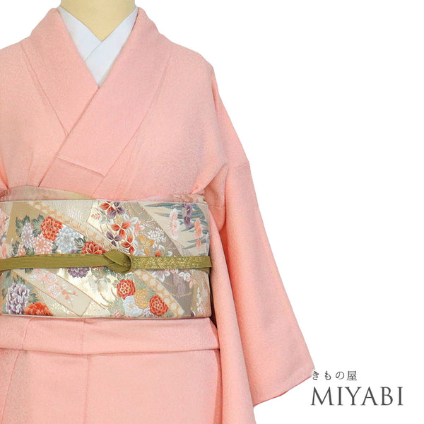 色無地 リサイクル 身丈156.5cm 裄62.4cm 袷 ピンク Mサイズ セミフォーマル 一つ紋 しつけ糸 正絹 広衿 地紋あり Sランク