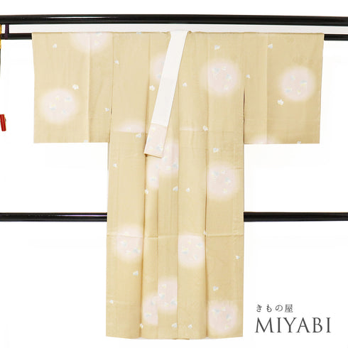 長襦袢 リサイクル 長襦袢 身丈121.5cm 裄62.4cm 袷 蔦の実 彩色有 地紋 後身頃居敷当て付き ブラウン SSサイズ お洒落 正絹 袖無双 未使用品