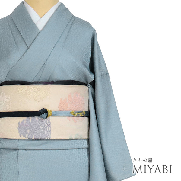 色無地 リサイクル 身丈159.5cm 裄64cm 袷 立涌文様 有職文様 花唐草 絵羽地紋 ブルー Mサイズ セミフォーマル 落款 一つ紋 しつけ糸 正絹 広衿 地紋あり Sランク