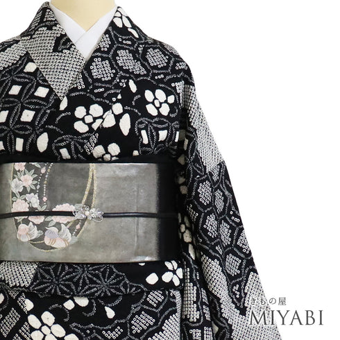 小紋 リサイクル 身丈159.8cm 裄66.8cm 袷 絞り 雲取りに花など 麻の葉 亀甲 ブラック Mサイズ お洒落 正絹 広衿 Sランク