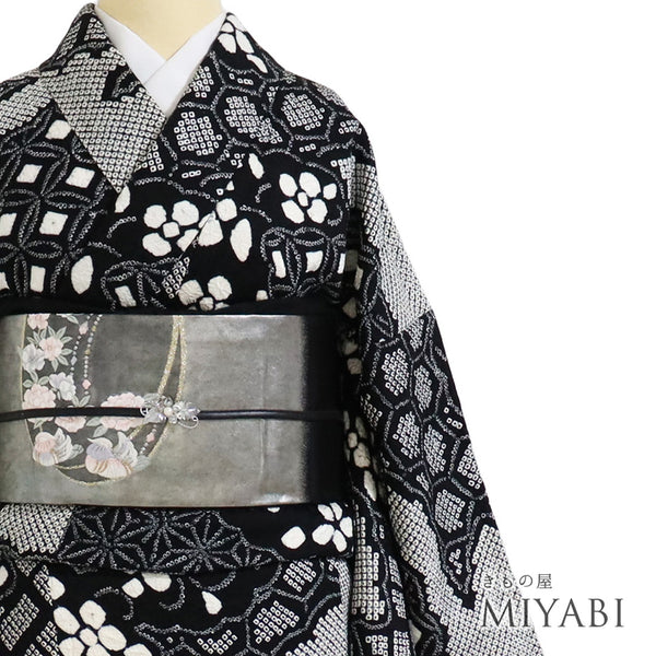 小紋 リサイクル 身丈159.8cm 裄66.8cm 袷 絞り 雲取りに花など 麻の葉 亀甲 ブラック Mサイズ お洒落 正絹 広衿 Sランク