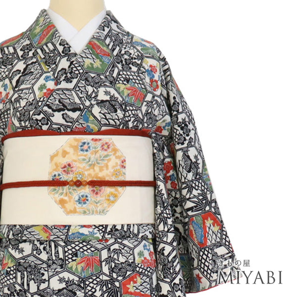 小紋 リサイクル 身丈151.7cm 裄61.2cm 袷 亀甲に松竹梅 アイボリー Sサイズ お洒落 正絹 広衿 Sランク