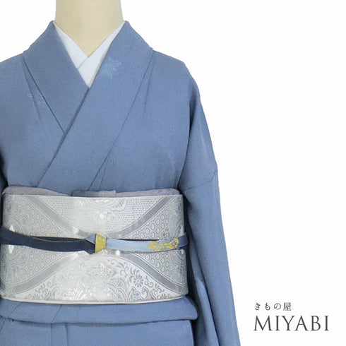 色無地 リサイクル 身丈158.2cm 裄66.4cm 袷 菊にあやめ模様 ブルー Mサイズ セミフォーマル 一つ紋 しつけ糸 正絹 広衿 地紋あり Sランク