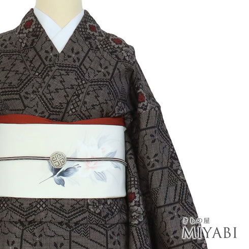 大島紬 リサイクル 身丈162.2cm 裄66cm 袷 デザイン亀甲柄 ブラウン Lサイズ お洒落 カジュアル 証紙 正絹 広衿 Sランク