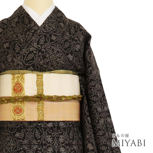 紬 リサイクル 身丈163cm 裄64.8cm 袷 葡萄唐草柄 ブラウン Lサイズ お洒落 カジュアル しつけ糸 正絹 広衿 Sランク