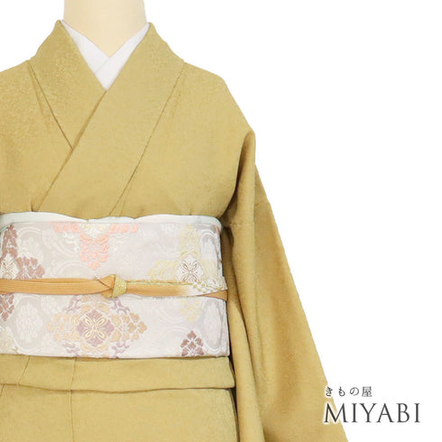 色無地 リサイクル 身丈159cm 裄63.4cm 袷 イエロー Mサイズ フォーマル お洒落 落款 一つ紋 正絹 広衿 地紋あり Sランク