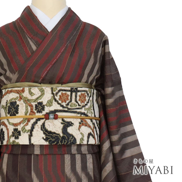 紬 リサイクル 身丈163cm 裄64.8cm 袷 お召 縞模様 唐草柄 地紋 ブラウン Lサイズ お洒落 カジュアル しつけ糸 不明 広衿 Sランク