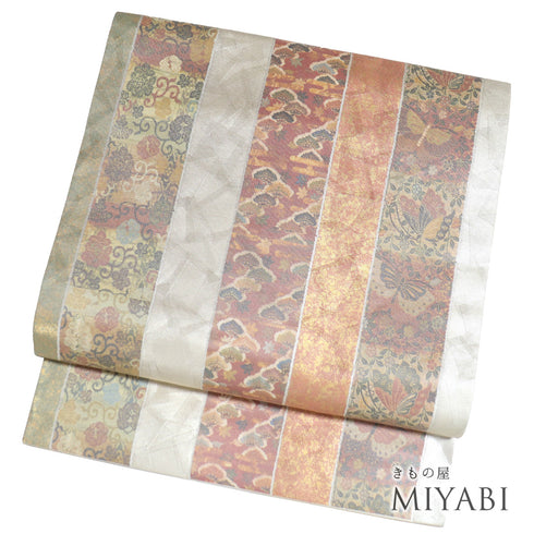 名古屋帯 リサイクル 帯丈352cm ポイント柄 縦縞に松や蝶柄 伝統工芸士 ベージュ Sサイズ 正絹 新品・未使用品 お洒落