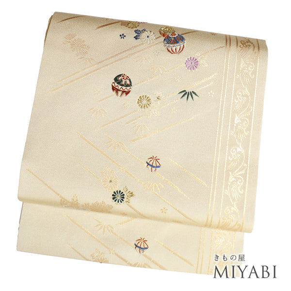 名古屋帯 リサイクル 帯丈361.5cm 六通 手毬柄 菊柄 竹柄 西陣いまい 部分刺繍 ベージュ Mサイズ 正絹 新品・未使用品 お洒落 落款