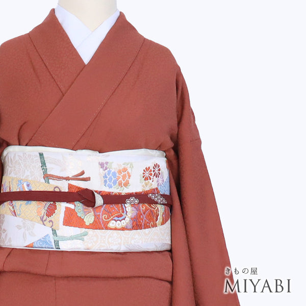 色無地 リサイクル 身丈167.2cm 裄65.6cm 袷 レッド LLサイズ セミフォーマル お洒落 一つ紋 しつけ糸 正絹 広衿 地紋あり Sランク