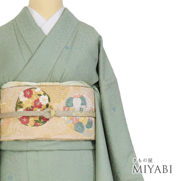 色無地 リサイクル 身丈160cm 裄66.4cm 袷 菊の地紋 作家物 グリーン Mサイズ セミフォーマル お洒落 落款 一つ紋 しつけ糸 正絹 広衿 地紋あり Sランク