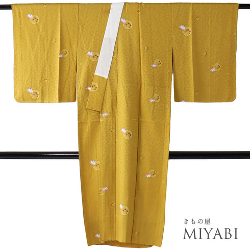 長襦袢 リサイクル 長襦袢 身丈116.5cm 裄62.8cm 袷 桜の地紋 雪輪にうさぎ柄 後身頃居敷当て付き イエロー Sサイズ お洒落 しつけ糸 正絹 袖無双 未使用品