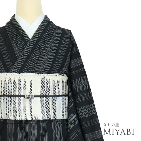 紬 リサイクル 身丈155.8cm 裄64.4cm 単衣 よろけ縞柄 ブラック Mサイズ お洒落 カジュアル 正絹 広衿 Sランク