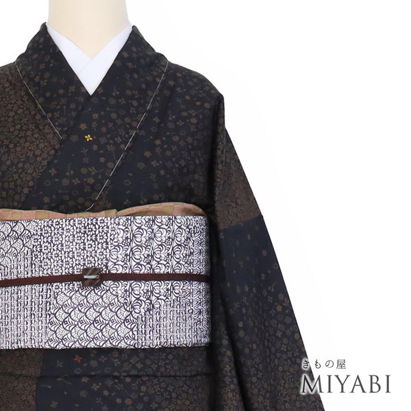 紬 リサイクル 身丈158.3cm 裄67.4cm 袷 ゆったりサイズ 小草花 部分刺繍 京繍黄八丈18算 ブラック Mサイズ お洒落 カジュアル 証紙 しつけ糸 正絹 広衿 Sランク
