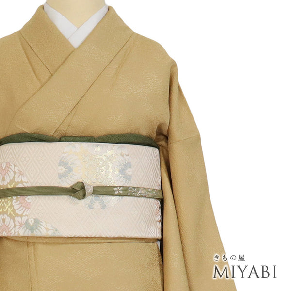 色無地 リサイクル 身丈155.5cm 裄64.4cm 袷 ブラウン Mサイズ セミフォーマル お洒落 一つ紋 正絹 広衿 地紋あり Sランク