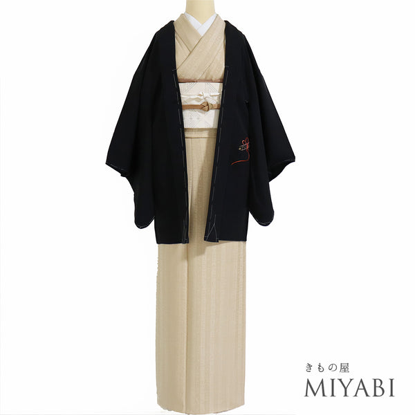 黒羽織 リサイクル 身丈80cm 裄65.4cm 袷 黒絵羽 巻物や組紐柄 刺繍 ブラック Mサイズ フォーマル 一つ紋 しつけ糸 正絹 Sランク