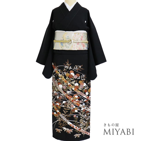 黒留袖 リサイクル 身丈158cm 裄64.4cm 袷 金駒刺繍 紅葉柄 パールトーン加工 ブラック Mサイズ 五つ紋 正絹 広衿 Sランク