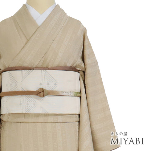 色無地 リサイクル 身丈160.2cm 裄62.8cm 袷 エジプト絵文字風の地紋柄 ベージュ Mサイズ セミフォーマル お洒落 一つ紋 正絹 広衿 地紋あり Sランク