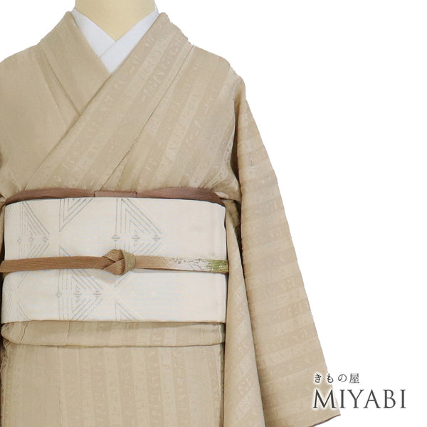 色無地 リサイクル 身丈160.2cm 裄62.8cm 袷 エジプト絵文字風の地紋柄 ベージュ Mサイズ セミフォーマル お洒落 一つ紋 正絹 広衿 地紋あり Sランク