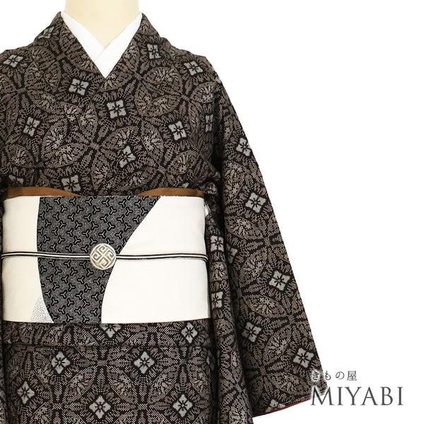 紬 リサイクル 身丈156.5cm 裄64.8cm 袷 デザイン七宝柄 ブラウン Mサイズ カジュアル お洒落 しつけ糸 正絹 広衿 Bランク