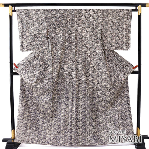 紬 リサイクル 身丈162cm 裄65.2cm 袷 牛首紬 市松模様 花鳥柄 本染昭三作 染め紬 アイボリー Lサイズ お洒落 落款 証紙 しつけ糸 正絹 広衿 Sランク