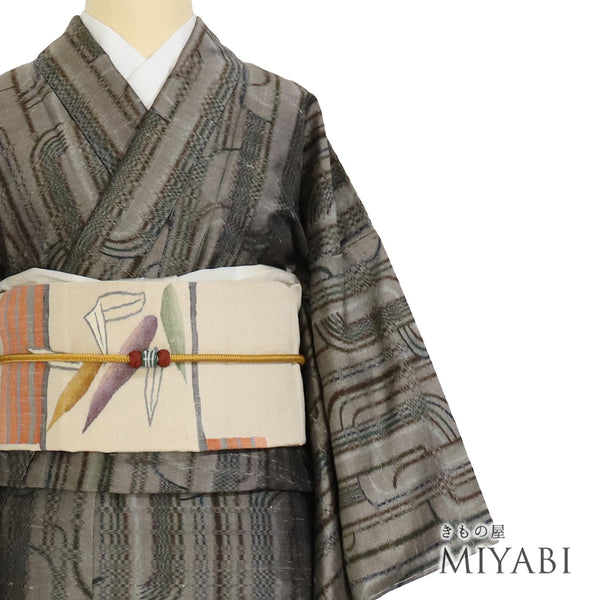 紬 リサイクル 身丈158cm 裄64cm 袷 幾何学模様 パールトーン加工 ブラウン Mサイズ お洒落 カジュアル しつけ糸 正絹 広衿 Sランク