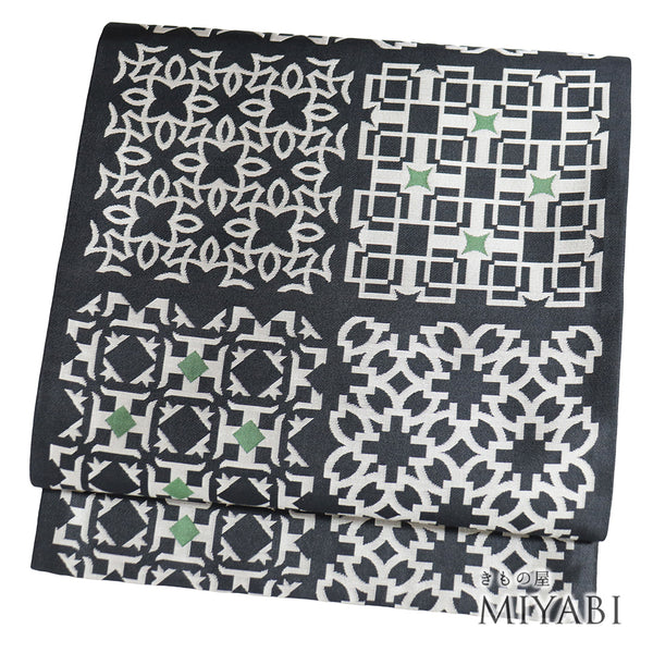 袋帯 リサイクル 帯丈444cm 六通 切り紙のような柄 スクエア グレー Mサイズ 正絹 新品・未使用品 お洒落