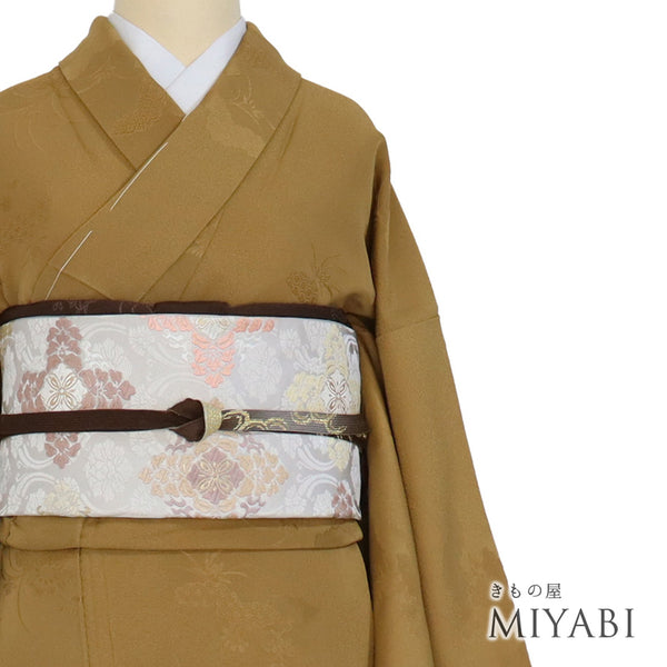 色無地 リサイクル 身丈157.5cm 裄65.4cm 袷 雲取りに花柄の地紋 ブラウン Mサイズ セミフォーマル お洒落 一つ紋 しつけ糸 正絹 広衿 地紋あり Sランク