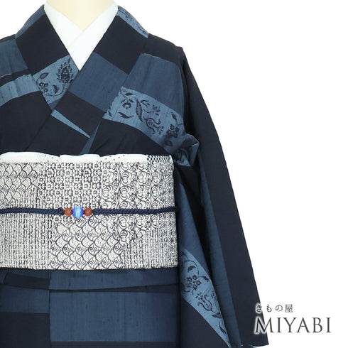 紬 リサイクル 身丈159cm 裄63cm 袷 横段柄 パールトーン加工 ネイビー Mサイズ お洒落 カジュアル しつけ糸 正絹 バチ衿 Sランク