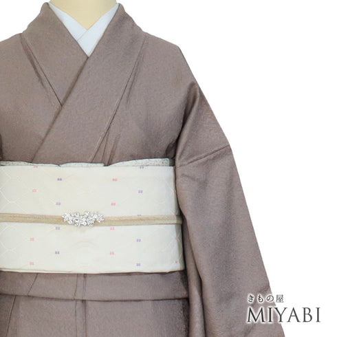 色無地 リサイクル 身丈157.5cm 裄65.6cm 袷 唐草模様 ベージュ Mサイズ セミフォーマル お洒落 落款 一つ紋 しつけ糸 正絹 広衿 地紋あり Aランク