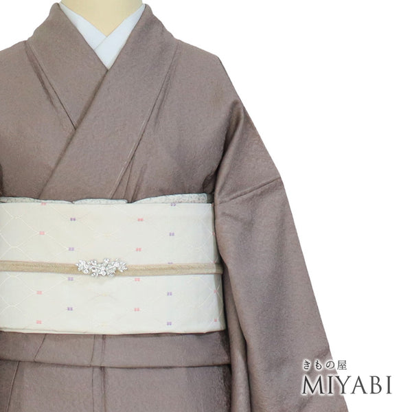 色無地 リサイクル 身丈157.5cm 裄65.6cm 袷 唐草模様 ベージュ Mサイズ セミフォーマル お洒落 落款 一つ紋 しつけ糸 正絹 広衿 地紋あり Aランク