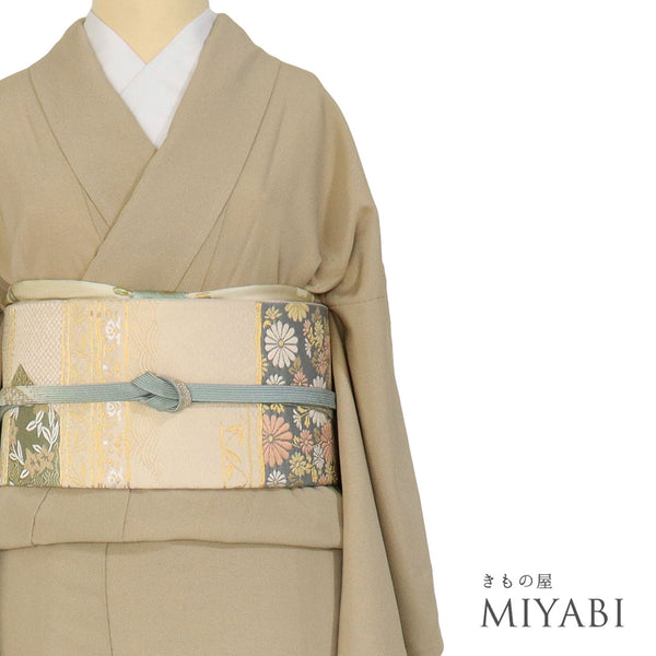 色無地 リサイクル 身丈160cm 裄63.2cm 袷 ベージュ Mサイズ フォーマル セミフォーマル 一つ紋 正絹 広衿 地紋なし Sランク IR-330