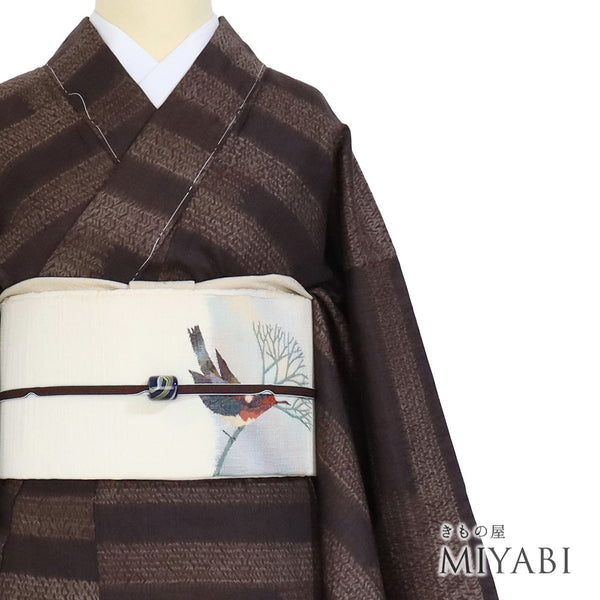 紬 リサイクル 身丈149.7cm 裄63cm 袷 風通織 桐生絞り 横段柄 ブラウン SSサイズ お洒落 しつけ糸 正絹 広衿 Sランク