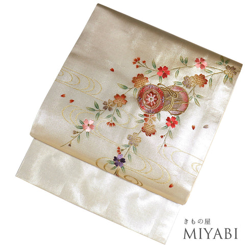 名古屋帯 リサイクル 帯丈360cm ポイント柄 流水につつみと桜柄 ベージュ Mサイズ 正絹 未使用品 お洒落