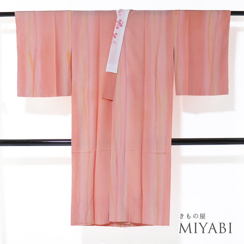 長襦袢 リサイクル 長襦袢 身丈119.5cm 裄63.2cm 袷 縞ぼかし柄 後身頃居敷当て付き 刺繍半衿 ピンク Sサイズ 正絹 袖無双 新品・未使用品