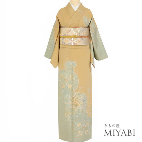 訪問着 リサイクル 身丈154.3cm 裄64cm 袷 デザイン唐草模様 華紋 箔加工 金彩加工 パールトーン加工 ベージュ Sサイズ セミフォーマル お洒落 正絹 広衿 Aランク