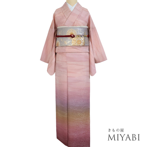 訪問着 リサイクル 身丈159.6cm 裄64.4cm 袷 グラデーション模様 地紋 金通し地 京都まるなかパールトーン ぼかし柄 ピンク Mサイズ お洒落 正絹 広衿 Sランク