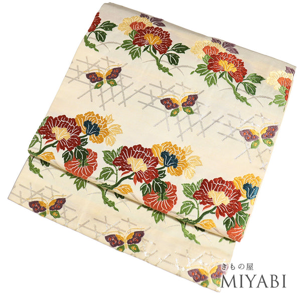 名古屋帯 リサイクル 帯丈355cm 六通 花柄 蝶柄 刺繍 ベージュ Sサイズ 正絹 Aランク お洒落