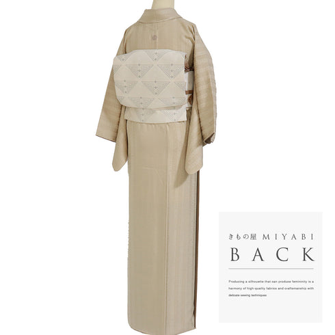 色無地 リサイクル 身丈160.2cm 裄62.8cm 袷 エジプト絵文字風の地紋柄 ベージュ Mサイズ セミフォーマル お洒落 一つ紋 正絹 広衿 地紋あり Sランク