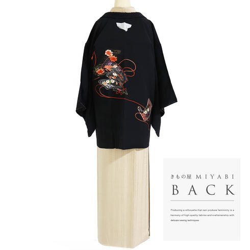 黒羽織 リサイクル 身丈80cm 裄65.4cm 袷 黒絵羽 巻物や組紐柄 刺繍 ブラック Mサイズ フォーマル 一つ紋 しつけ糸 正絹 Sランク