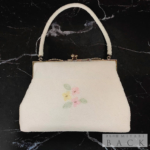 ビーズバック オフホワイト 花柄 お洒落 カジュアル 横幅19cm 高さ13cm マチ5cm Aランク 和装小物 ZO-84